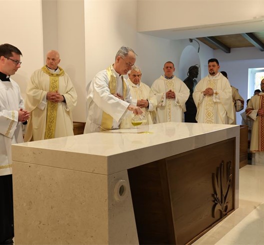 Nadbiskup Kutleša posvetio oltar i crkvu sv. Josipa radnika u Gajnicama